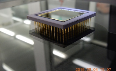 CNC-Messmikroskop in der Qualitätssicherung für Sensoren der Sonnenforschung