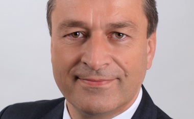 Wolfgang Niedziella vom VDE-Institut zum IECEE-Vorsitzenden wiedergewählt