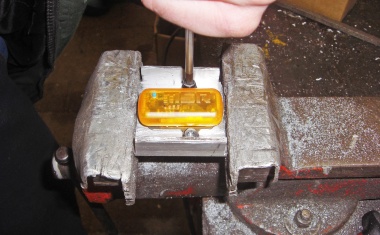 Datenlogger zeichnen Beschleunigungskräfte bei Falltests von  Elektroaltgeräten entlang der Recyclingkette auf