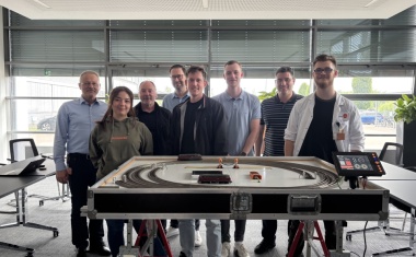 Azubis entwickeln Modelleisenbahn mit AS-i-Technologie