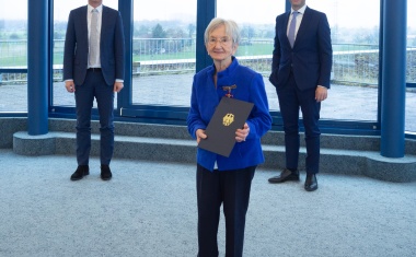 Polytec founder receives Federal Cross of Merit on ribbon