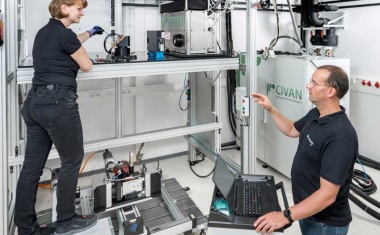 Flexible fiber laser for rapid material processing