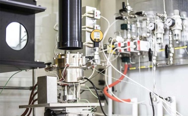 Convert greenhouse gasses into clean energy using photonics