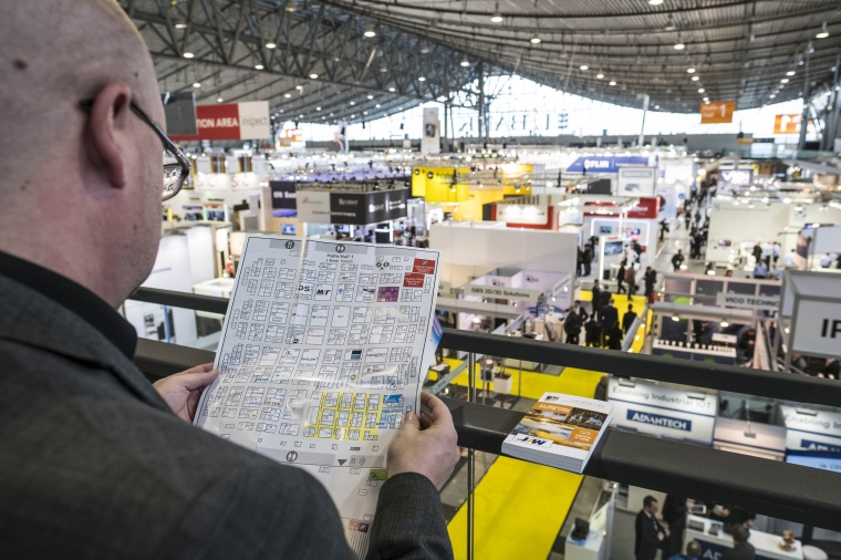 Der gelbe Teppich in Halle 1 weist den Weg zur Vision Integration Area –...