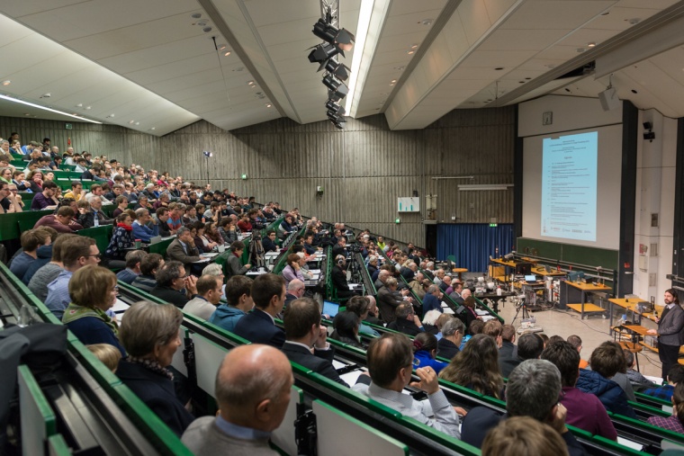 Voll besetzter Hörsaal beim Festvortrag mit mehr als 300 Zuhörern....