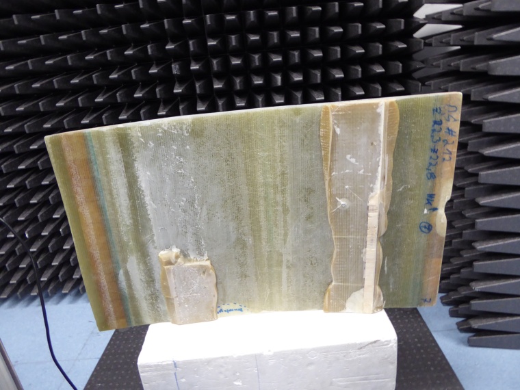 Abb 2: c) zeigt das Foto die Rückseite eines Windkraftflügels und