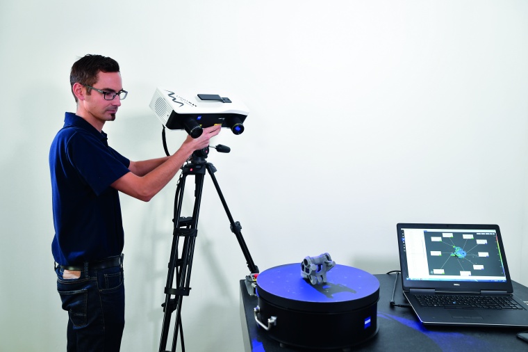Pascal Schäfer richtet den 3D-Sensor Zeiss Comet ein. Für ihn ist das gesamte...