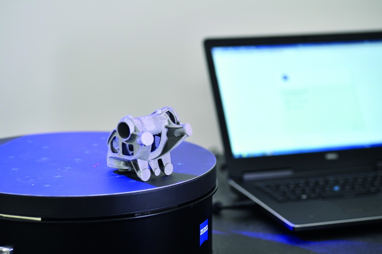 Das aus Titan gedruckte Roboter-Sprunggelenk auf dem Drehtisch des Zeiss-Systems