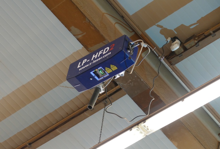 Das Laserprojektionssystem ist in einer Höhe von rund 6 m an der Hallendecke...