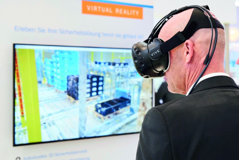Mit einer Virtual-Reality-Brille lässt sich die Maschine begehen und die...