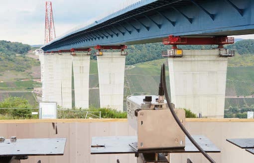 Der Long-Distance-Sensor DL1000 visiert während des Messvorgangs die...