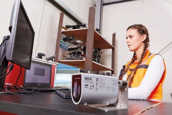 Studentin Verena Franzen kontrolliert die Messwerte der Distanzsensoren...