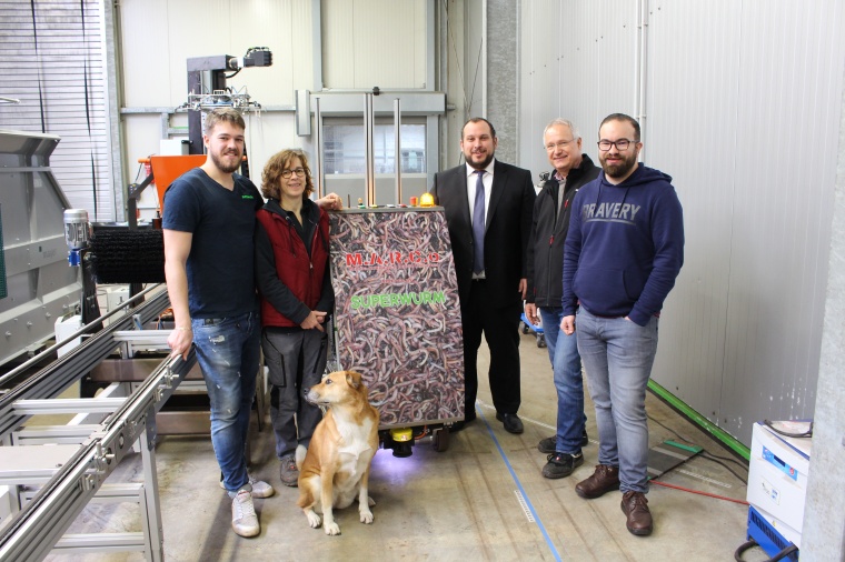 Familie Langhoff gemeinsam mit Alexander Mühlens, Igus-Leiter...