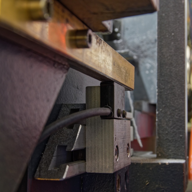 Der Sensor MW110430 ist an der Maschine montiert, damit das Anschlusskabel...