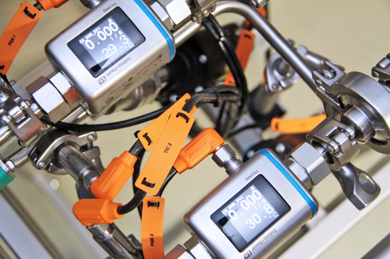 Picomag montiert mittels Tri-Clamp in einem kochkompakten Wasser-Misch-Skid