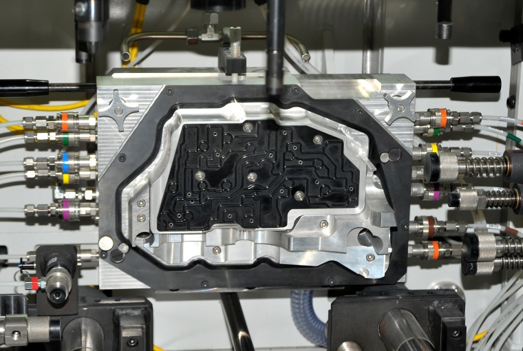 Dichtheitsprüfung in bauteilspezifischer Vakuumkammer. (Quelle: INFICON)