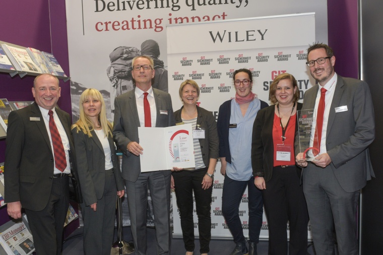 Links mit Urkunde: Ulrich Balbach, Geschäftsführer von Leuze Electronic und...