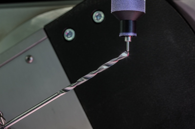 Messung des Kerndurchmessers eines Spiralbohrers mit dem Contour Probe WCP