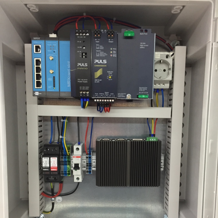 SystemSafe mit allen Hardware-Komponenten: Die  Steuerungseinheit, der Box PC...