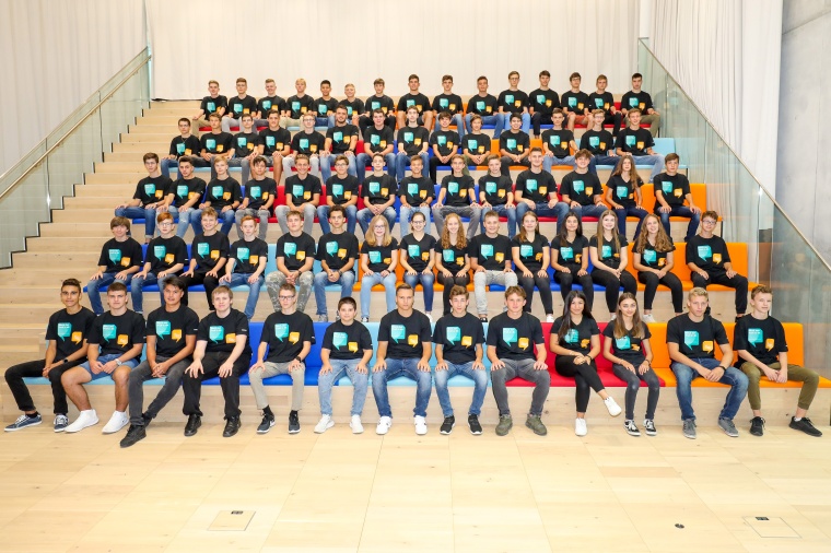 Diese 70 Lernenden stehen derzeit im ersten Lehrjahr. Mit ihnen bringt es die...