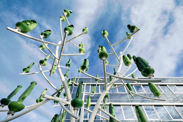 Bei Endress + Hauser in Gerlingen erzeugt ein Windbaum mit Mini-Turbinen grüne...