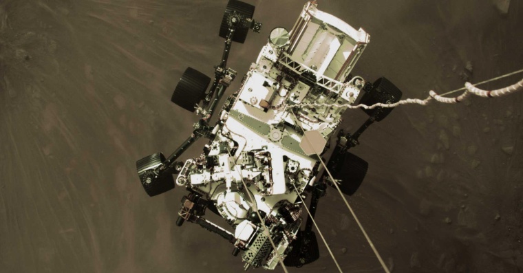 Daraufhin löst sich der ­Rover vom hinteren Gehäuse (und dem Fallschirm)....