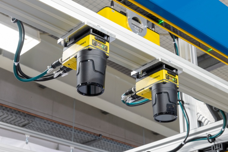 In-Sight Vision-Systeme unterschiedlicher Serien vermessen die Werkstücke...