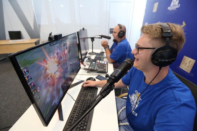 Das Kommentatoren-Team am Samstag während einer Partie League of Legends. Bild...