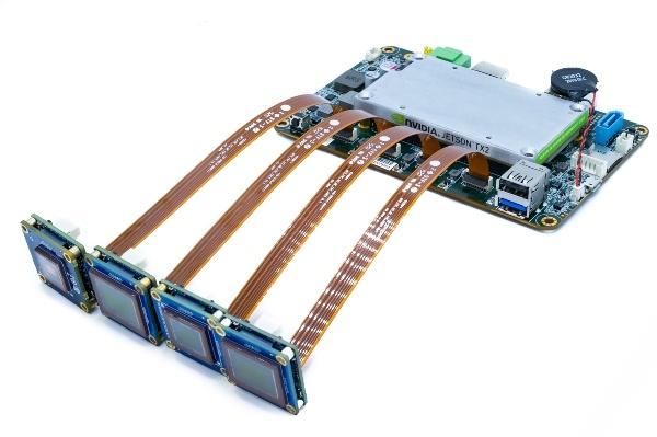 Eine Quartet-TX2-Trägerplatine, die mit vier USB3-Platinenkameras verbunden...
