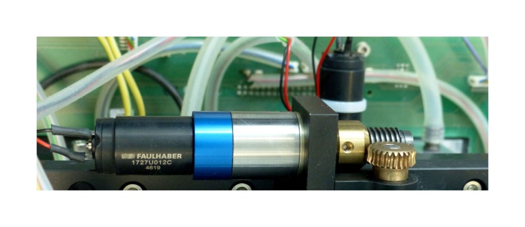 DC-Kleinstmotor mit Vorschub am Abstapler des Magazins (©Bild: Helmut Hund...