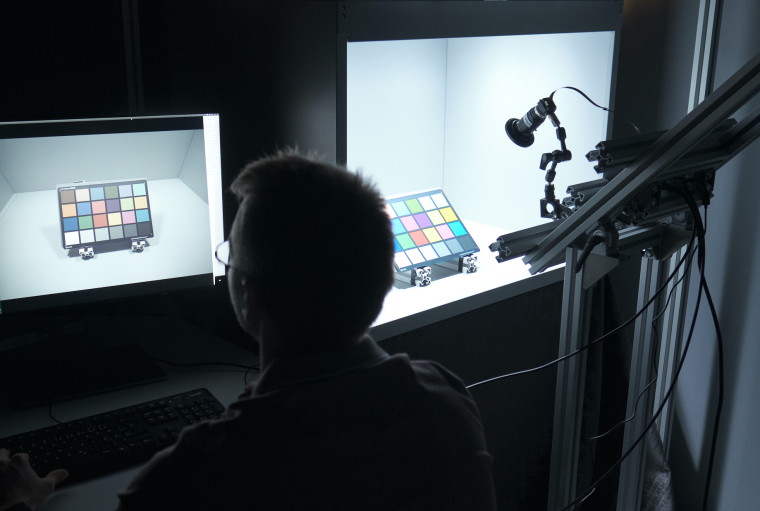 Ein Mitarbeiter im IQ-Labor von Framos kalibriert einen Image ­Signal...