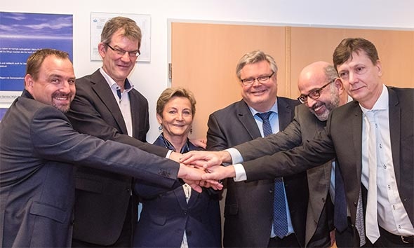 Vertragsunterzeichnung in Ajka, Ungarn: Gerold Grill, Managing Director SVI...