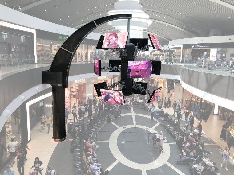 Das Bildschirmsystem im Flughafen Rom. Bild: Wittenstein/Simtec Systems