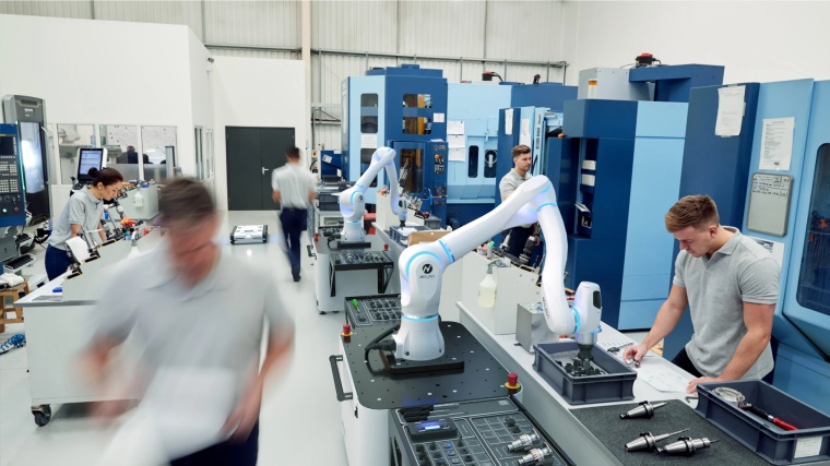 Die intelligente Sensortechnologie des Roboters erkennt Menschen im Raum und...