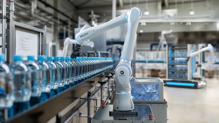 Ein automoner kognitiver Roboter prüft Getränkeflaschen am Förderband und...