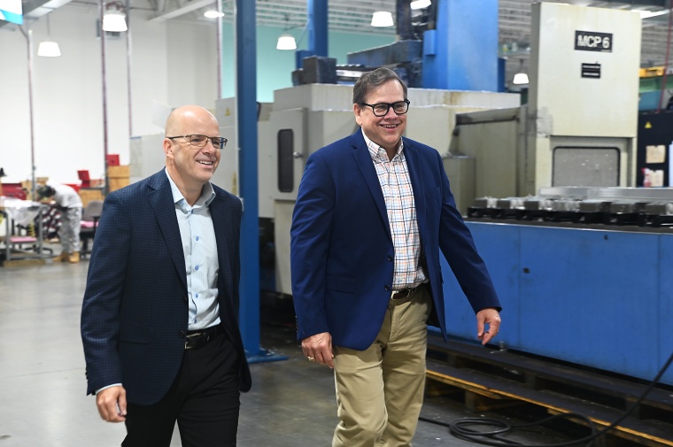 Mark Botos, CEO Aerotech Inc. (l.) und Bob Novotnak, President Aerotech Inc.,...