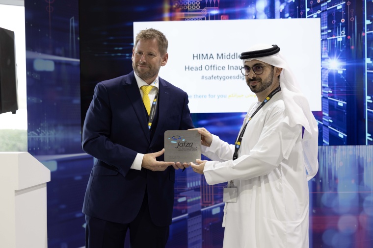 Andrew Dennant erhält von Abdulla Al Hashmi das Jebel Ali Free Zone Schild....