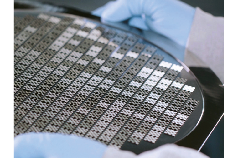 Die Position der über 400 5G-Chips pro Träger muss in drei Dimensionen exakt...