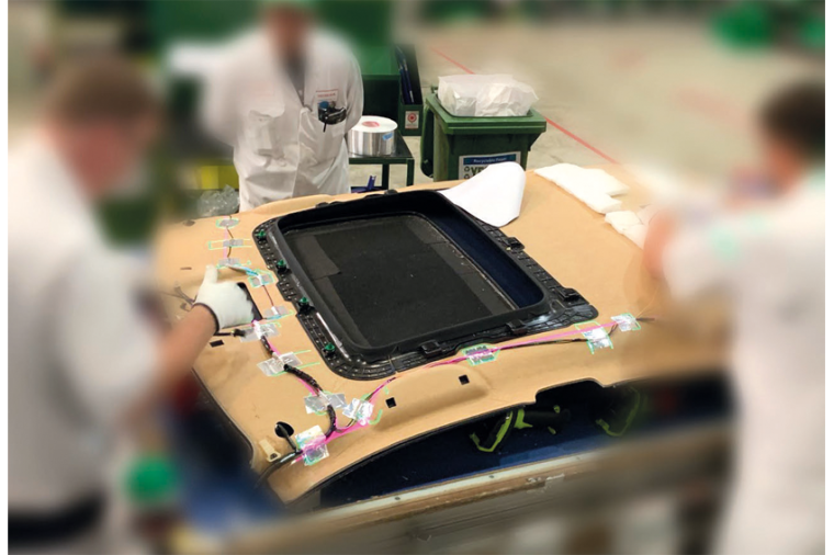 Eine Videoprojektion zeigt den Monteuren genau an, wo sie die Kabel verlegen...