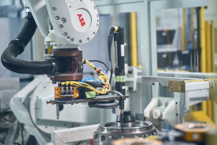 Ein Roboter in der Roboterproduktion (Bild: ABB)