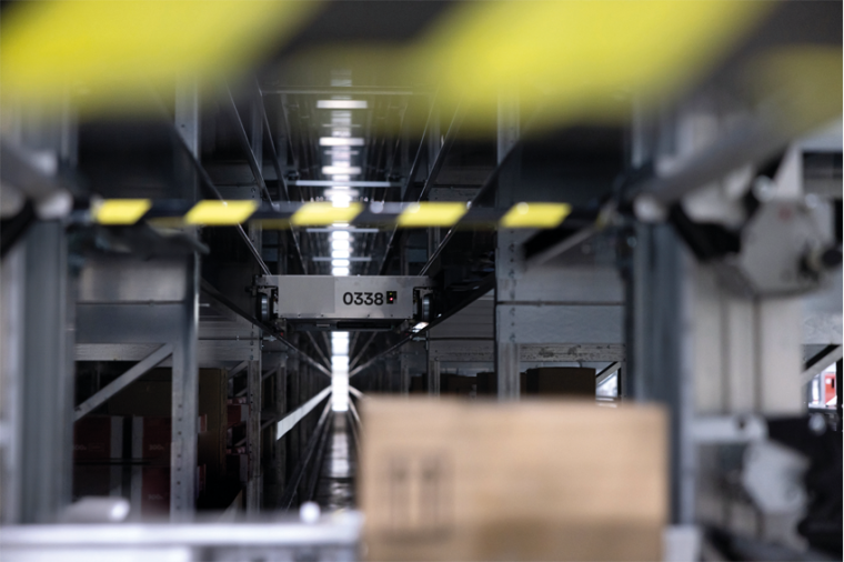 Auch die Verpackungslinie läuft komplett ohne menschliche Unterstützung. Die...