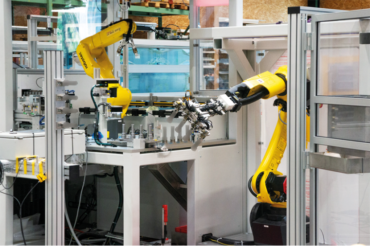 Die Fertigungslösung bei einem Automobilzulieferer umfasst zwei Roboter, die...