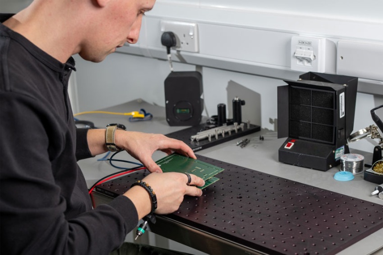 Ein Ingenieur bei der Montage (Bild: Singular Photonics)