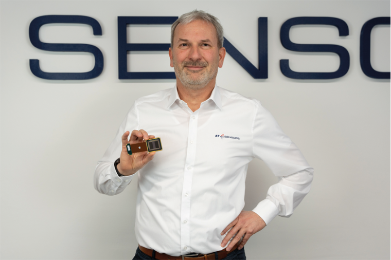 André Kasper, CTO von AT Sensors mit dem Chip des C6-3070-Sensors. Im...