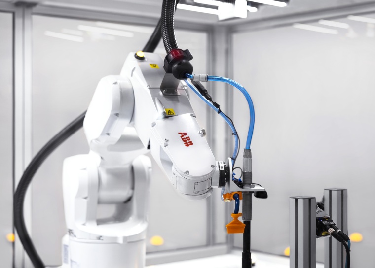 Der ABB Robotic Item Picker als KI- und Vision-basierte Lösung kann Artikel in...