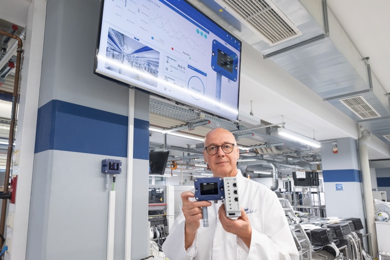 Manfred Walter, Produktmanager SPE bei Jumo, vor dem Display: Die dafür...