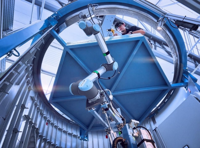 Robot and human collaborate during the assembly process (Picture: LMI)