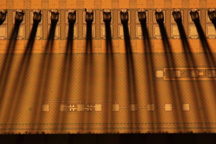 Fan-out test chip for electro-optical conversion (Source: Fh. IPMS)