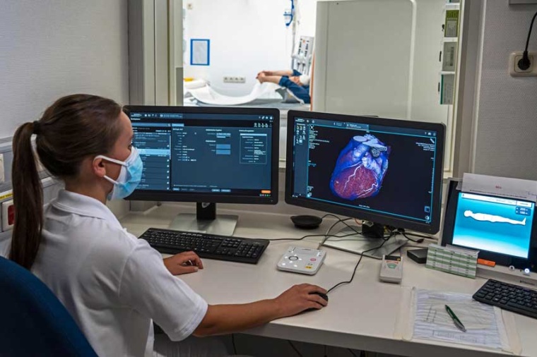 MTA in the control room during a CT scan (Source: Deutscher Zukunftspreis / A....