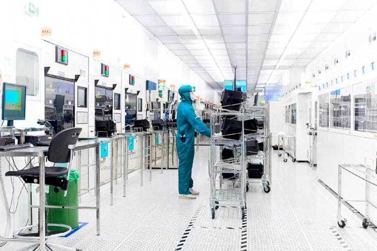 Clean room (Source: X-Fab)